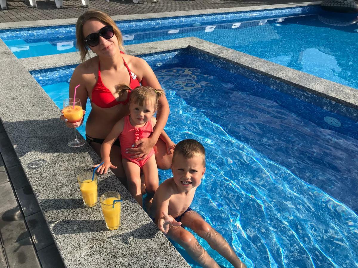 Biruza Club Hotell Petrivs'ke Exteriör bild